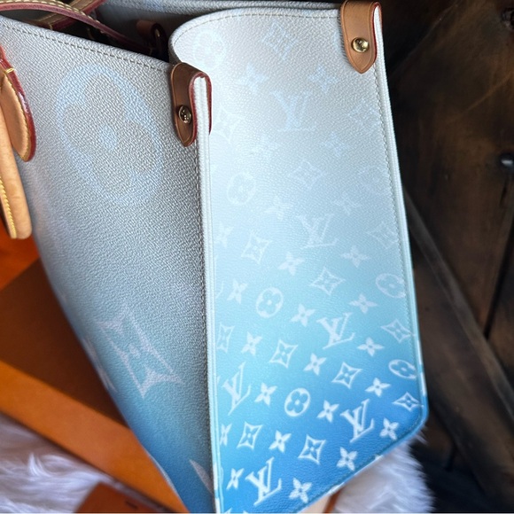 LOUIS VUITTON Monogram Giant By The Pool Onthego GM blue ombré - Picture 3 of 12